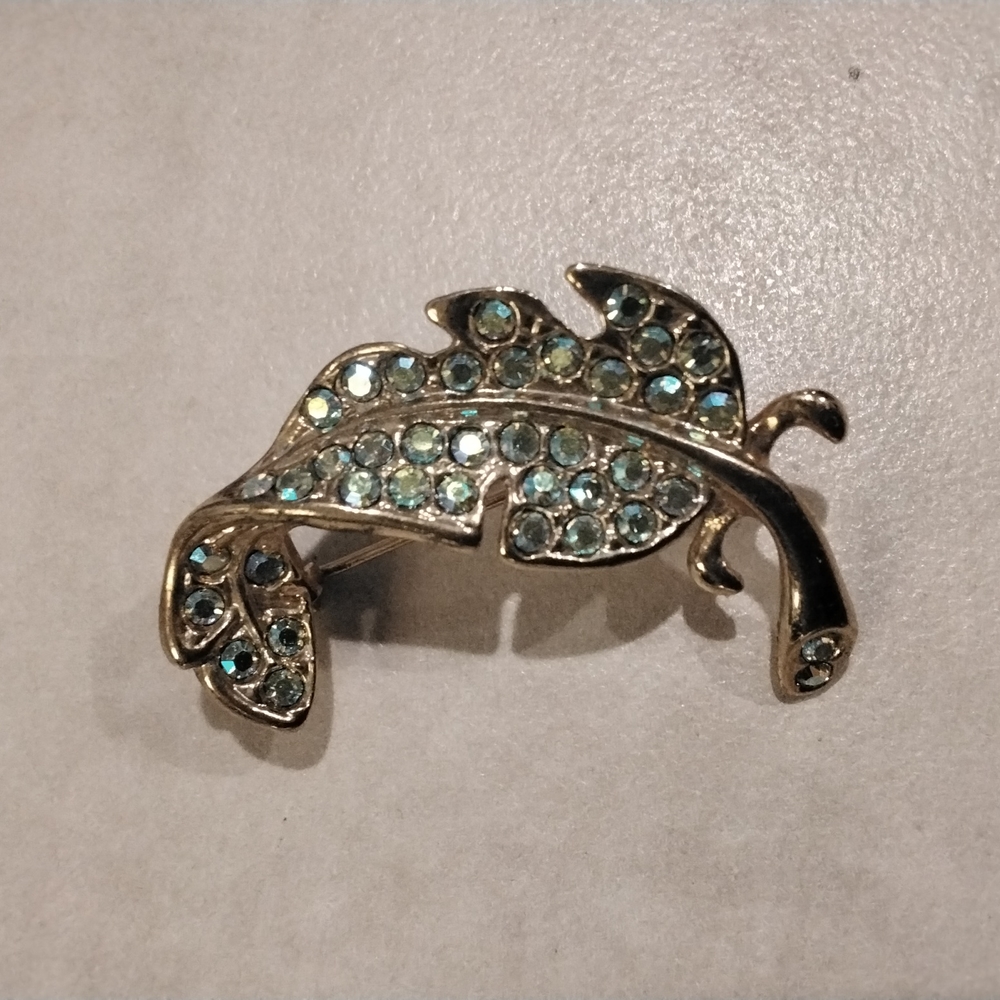 Beautiful rhinestone leaf pin/brooch